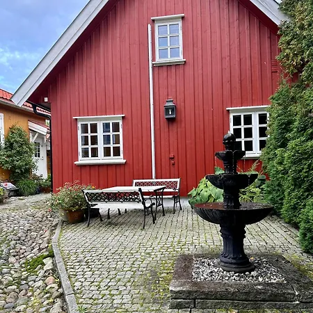 Tollgaarden Gjestegaard 住宿加早餐酒店 拉尔维克