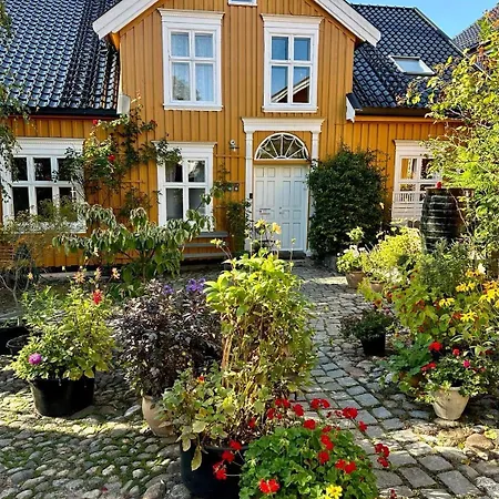 Tollgaarden Gjestegaard Bed & Breakfast Larvik