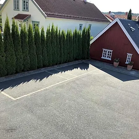 Tollgaarden Gjestegaard لارفيك