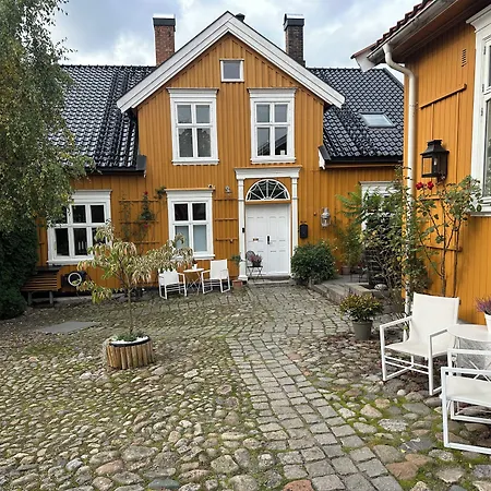 Tollgaarden Gjestegaard 住宿加早餐酒店 拉尔维克